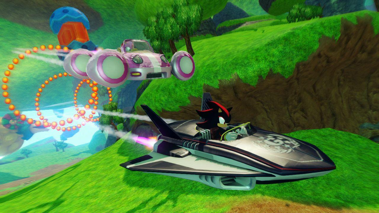 [06/10/2012] Sonic and SEGA: All-Stars Racing beinhaltet viele verrückte Strecken, die an bunten Effekten kaum zu überbieten sind. Der blaue Igel rast so pfeilschnell über den Bildschirm, dass eure Augen garantiert Probleme damit haben werden, mit dem Tempo von Segas Maskottchen mitzuhalten.