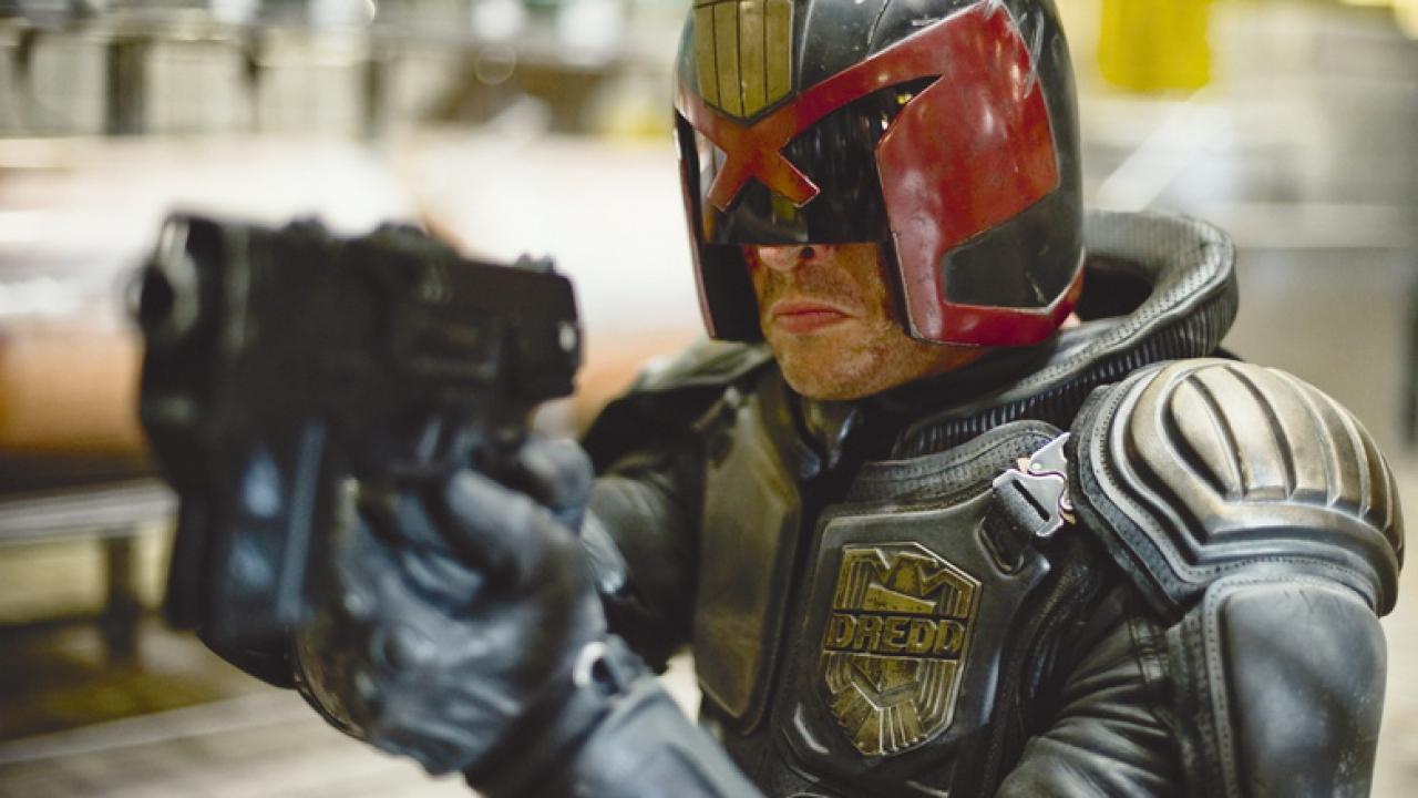 Dredd: Judge Dredd mit einer Waffe.