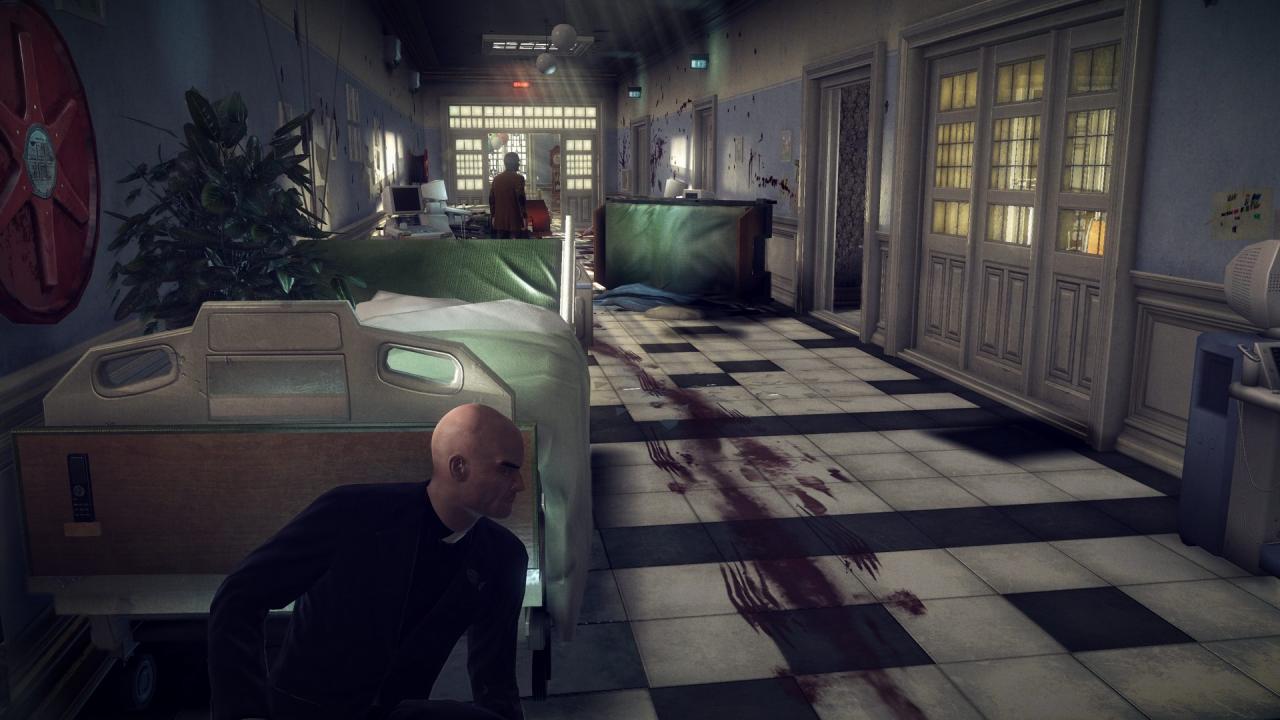 [26/11/2012] Was wäre schon ein Auftragskiller, wenn er sich nicht unbemerkt durch ein Gebäude bewegen könnte? In Hitman: Absolution macht 47 es uns in bester Manier vor und ist sich auch nicht zu schade, um durch einen engen Lüftungsschacht zu kraucheln. Wir haben aber auch gelernt, dass wir nicht versuchen sollten, einen bulligen Wrestler mit einem Draht zu erwürgen. Durch Türen geworfen zu werden, ruiniert sonst den Überraschungsmoment ein bisschen.