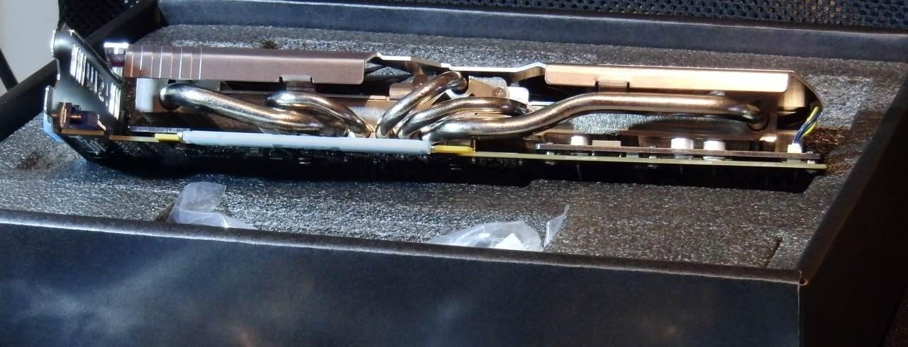 [13/12/2012] Vor allem von der Seite gut erkennbar: die Kühlpipes der MSI Frozr HD 7950 
