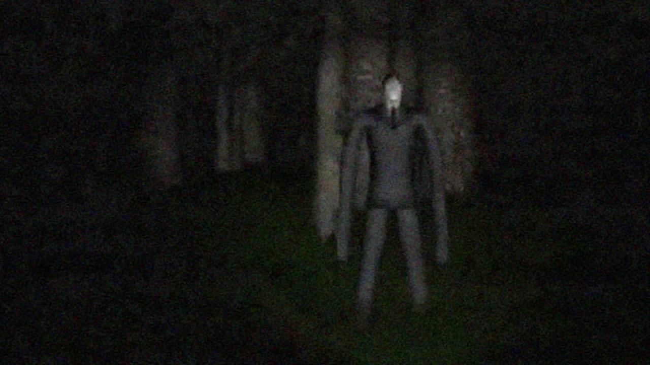 [04/12/2012] Du kannst ihm nicht entkommen! In Slender lässt euch der Slender-Man nicht so einfach vom Haken und das lässt er euch in einer gnadenlosen Hetzjagd auch wissen. Je näher ihr dem Ziel, alle acht Seiten einzusammeln, kommt, desto aufdringlicher wird auch der gesichtslose Geselle. Und ihr könnt nichts dagegen tun!