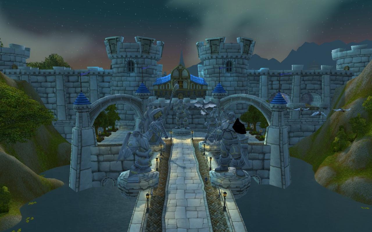 [10/01/2013] In World of Warcraft gibt es viele Völker und die meisten von ihnen haben eine eigene Hauptstadt. In diesen Gebieten können sich die Spieler versammeln, Vorräte kaufen, die Bank benutzen, um Gegenstände einzulagern oder im Auktionshaus Ausrüstung kaufen und verkaufen. Eine der beeindruckensten Ansiedlungen ist Sturmwind, die Hauptstadt der Allianz. 
