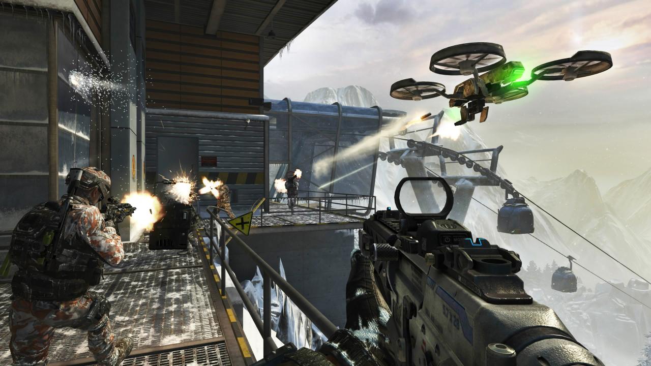 [28/01/2013] Call of Duty: Black Ops 2 Revolution Preview - Der Weg um die Seilbahnstation bietet keinerlei Deckung gegen feindliches Feuer - wohl dem, der wie der Gegner vor uns einen ballistischen Schild im Gepäck hat.
