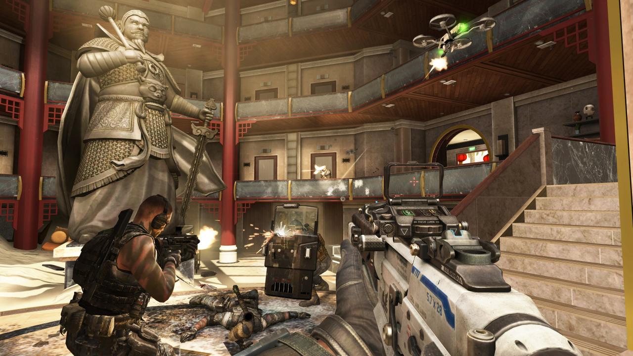 [28/01/2013] Call of Duty: Black Ops 2 Revolution Preview - Hier checkt keiner mehr in sein Zimmer ein: Ein uralter Samurai blickt skeptisch über die Kampfszene. In unseren Händen: der Peacemaker, die neue Waffe des Map-Packs.