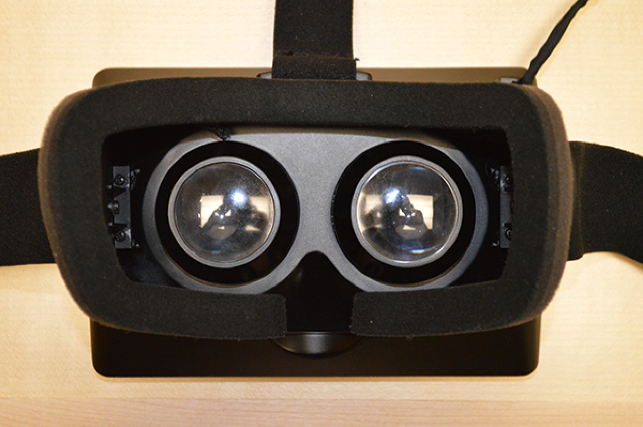 [19/01/2013] Das Entwickerkit von Oculus Rift. Das via Kickstarter vorfinanzierte Virtual Reality Headset ermöglicht ein dramatisch besseres Gefühl für Räumlichkeit. Zur GDC 2013 gingen rund 10.000 Oculus-Rift-Dev-Kits an Enwickler. 