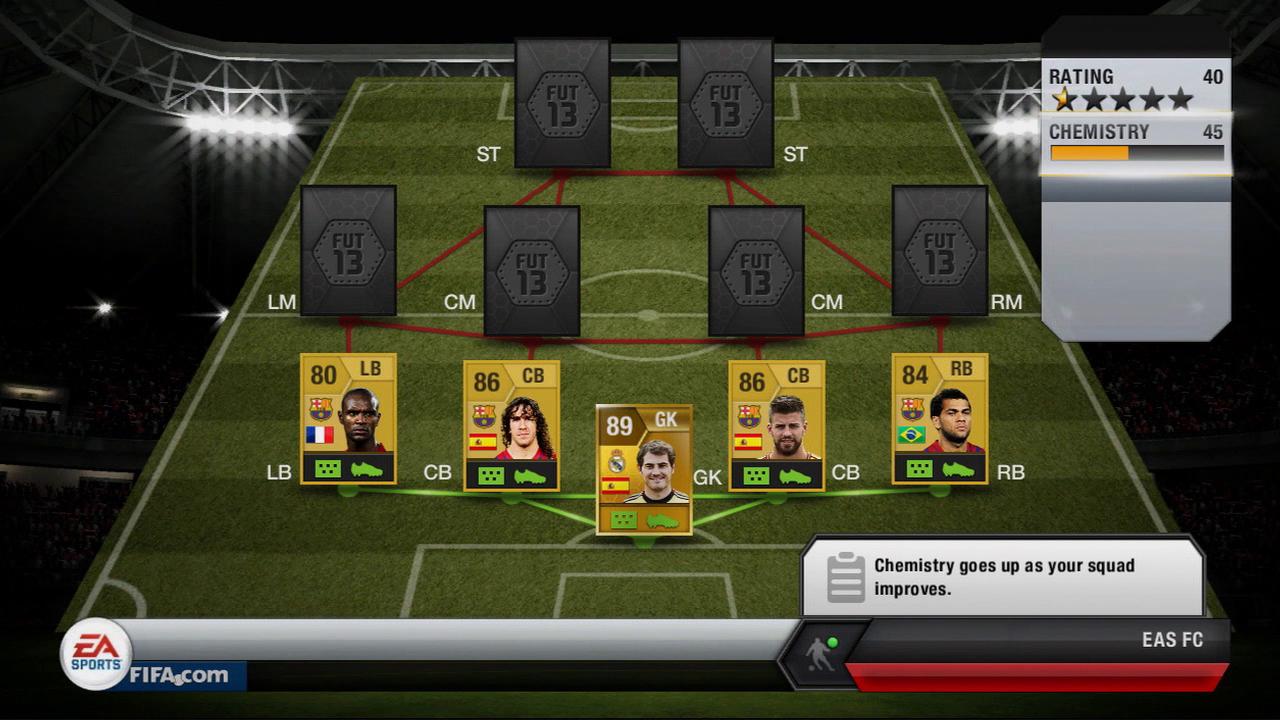[06/05/2013] FIFA 13 Ultimate Team - All diese Spieler haben ein grünes Formationssymbol und spielen auf ihrer Lieblingsposition. Die Abwehrkette des FC-Barcelona besitzt grüne Verbindungslinien. Iker Casillas bekommt ebenfalls grüne Verbinungen zu den Innenverteidigern, weil er genau wie Puyol und Pique Spanier ist und der spanischen Liga spielt.