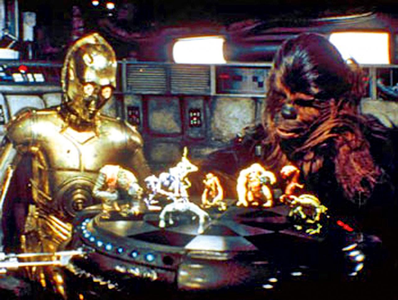 [05/06/2013] Dejarik aus Krieg der Sterne - In Star Wars:Episode IV - Eine neue Hoffnung sieht man, wie sich Chewbacca und R2-D2 dem Dejarik genannten Spiel widmen. Es ähnelt Schach, wird auf einem runden Brett gespielt undfunktioniert mit holografisch animierten Figuren. Und genaudieser Punkt bezauberte die Fantasie der Zuschauer.
