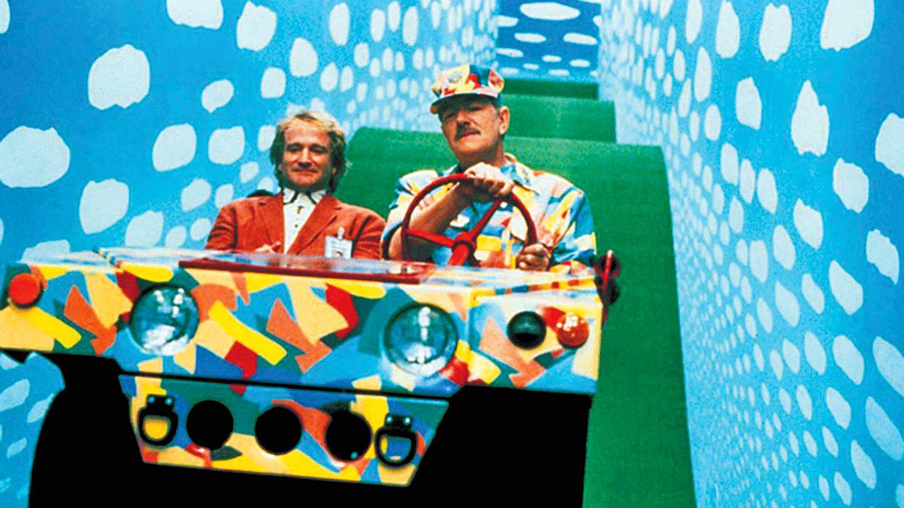[05/06/2013] Kinder als Drohnen-Piloten in Toys - Diese Komödie mit Robin Williams in der Hauptrolle ist ein ziemlicher Reinfall, hat aber einen interessanten Blick auf Videospiele. Im Film geht es um eine Spielzeugfabrik, in der neuerdings keine Kinderträume mehr erfüllt werden, sondern Teenager mithilfe von Videospielen zu Militärpiloten ausgebildet werden.