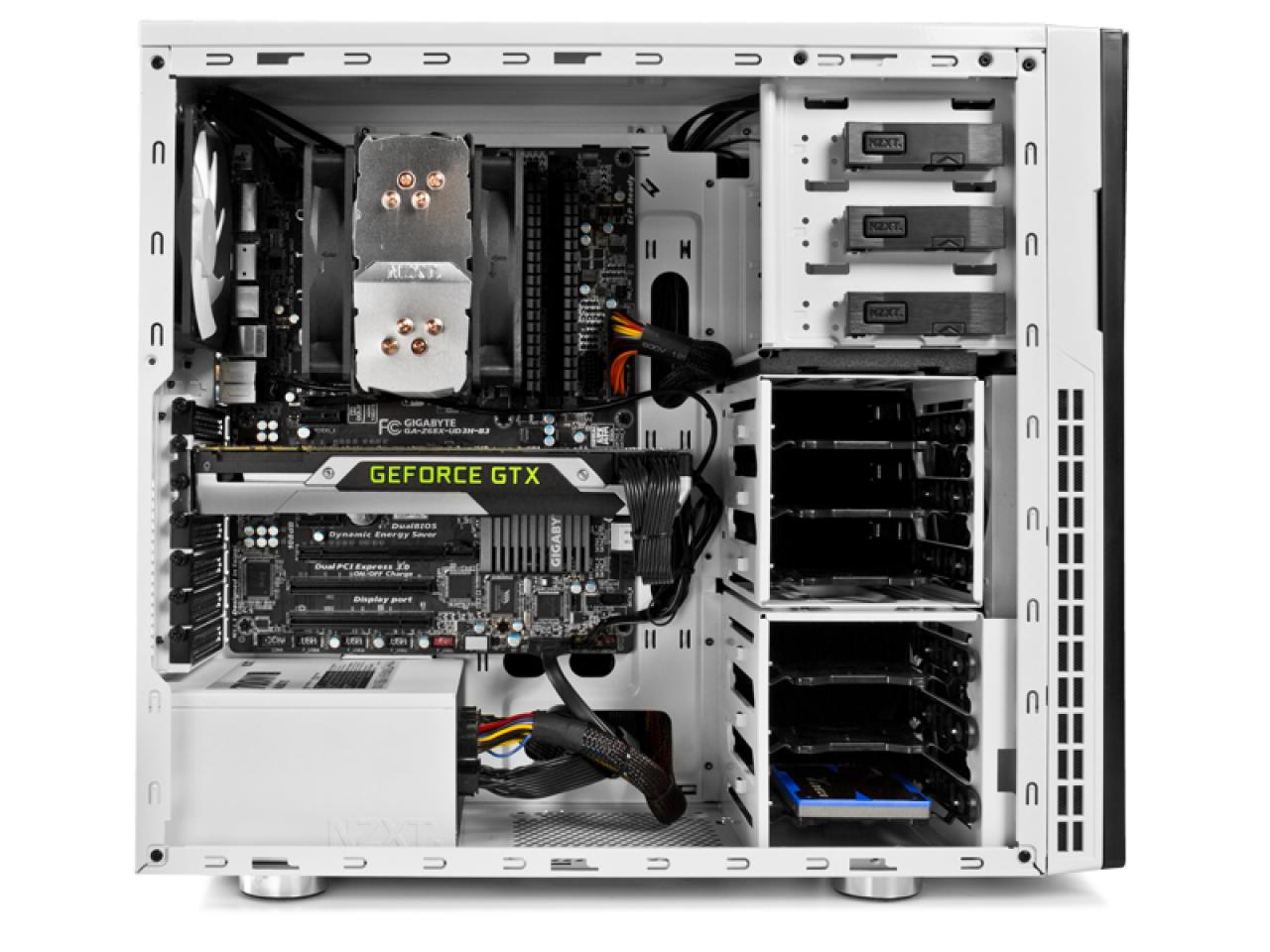 [03/06/2013] NZXT H230,offen mit Hardware (Seitenansicht)