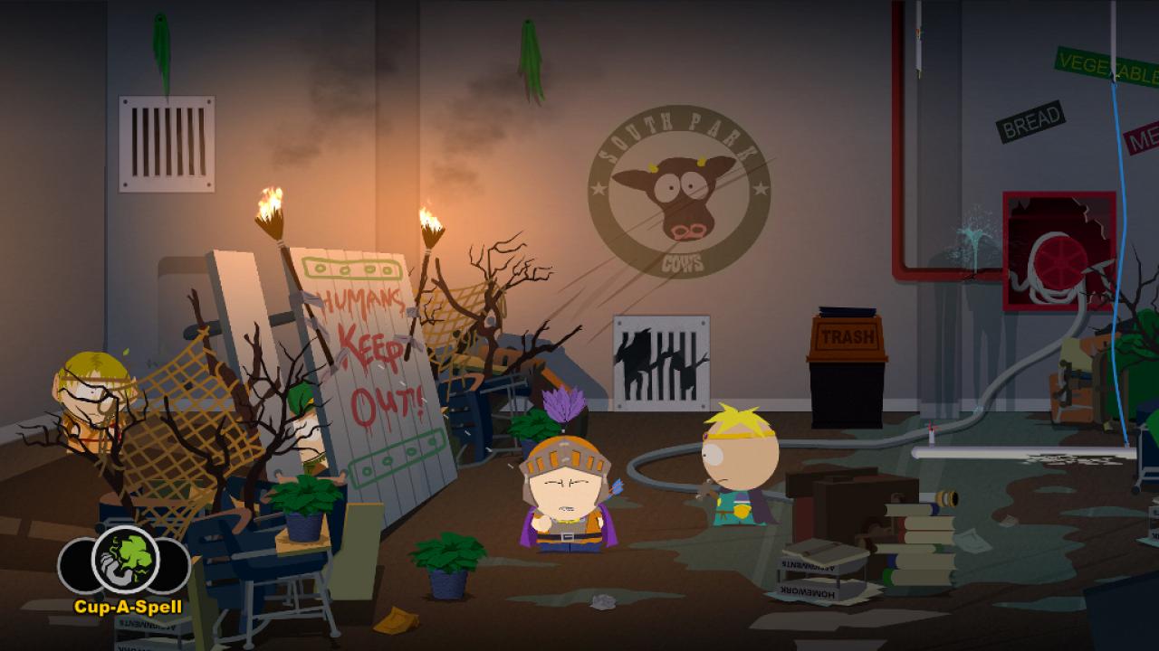 [05/06/2013] Mr. Mackey ist ein Messie. Zumindest war er das bis zur 14. Staffel der Serie. Im Spiel South Park: Der Stab der Wahrheit ist er es immer noch. Eine Queste führt uns in sein Garagenabteil, wo wir irgendwas für ihn suchen sollen. Wir vergessen jedoch ziemlich schnell, was es ist, das wir suchen, bei dem Anblick, der sich uns bietet. Anders als zugemüllt können wir diesen Raum nicht nennen. Der Abfall türmt sich so dermaßen hoch, dass wir uns sogar Wege selbst basteln müssen, um nicht in den unendlichen Tiefen von Mackeys Müll verloren zu gehen!