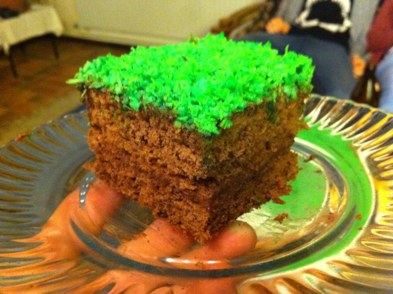 [29/08/2013] Welcher Gamer würde diesen realen Kuchen nicht gerne von seiner Freundin zum Geburtstag überreicht bekommen? Der Würfel im Minecraft-Grasblock-Stil wurde mit ganz besonders viel Liebe zubereitet und lässt Gamer-Herzen höher schlagen. Vielen Dank an Thomas Weiss!