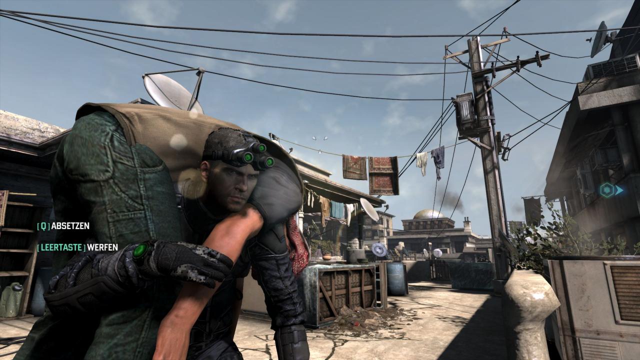 [16/08/2013] Splinter Cell: Blacklist im Test - Einzelne Texturen sind auch am PC schwammiger, als wir das gerne hätten, etwa die links Hose des bewusstlosen Gegners. (PC)