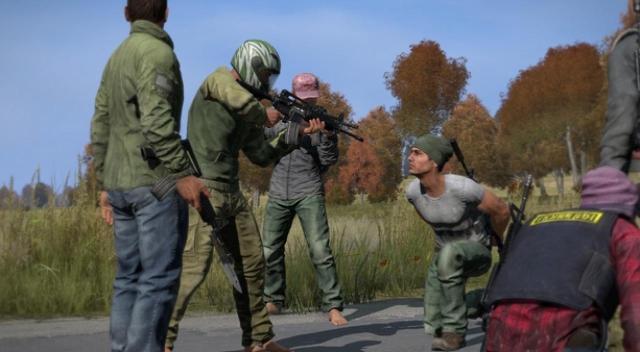 [05/08/2013] In DayZ tun sich menschliche Abgründe auf. Deshalb bietet es so viel Gesprächsstoff. Ob wir nun von Banditen entführt, auf einer kilometerlangen Brücke von Scharfschützen belagert oder von Wahnsinnigen mit einer Axt durch den Wald gejagt und anschließend in einem Fight-Club zum Kampf um Leben und Tod gezwungen wurden. Gern erzählen wir von unserem Überlebenskampf inmitten von skrupellosen Menschen und unberechenbaren Untoten.