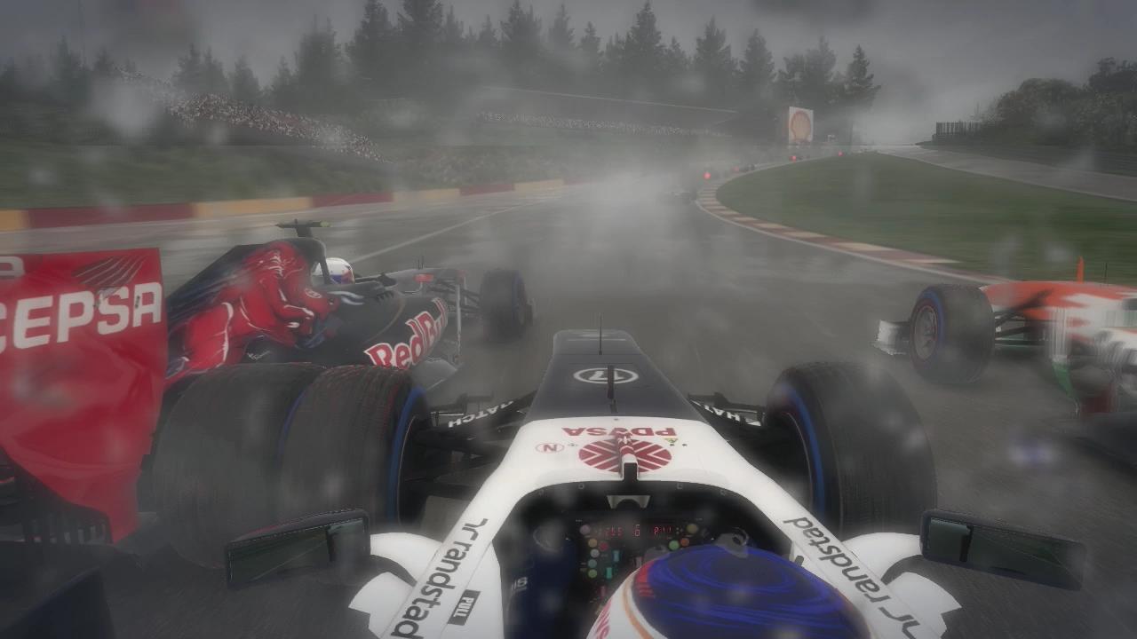 [30/09/2013] Enge Kiste: Drei Wagen nebeneinander durch Eau Rouge. Bei Regen. Schlechte Idee eigentlich, hier ging aber alles gut. Die KI-Piloten fahren hart, aber stets fair.