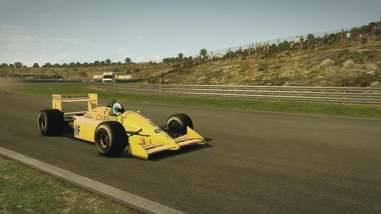 [30/09/2013] Heiße Runde: Einer unserer Lieblingswagen im Spiel ist dieser Lotus 100T von 1988. Hier gerade auf Zeitenjagd in einer schnellen Runde in Jerez.