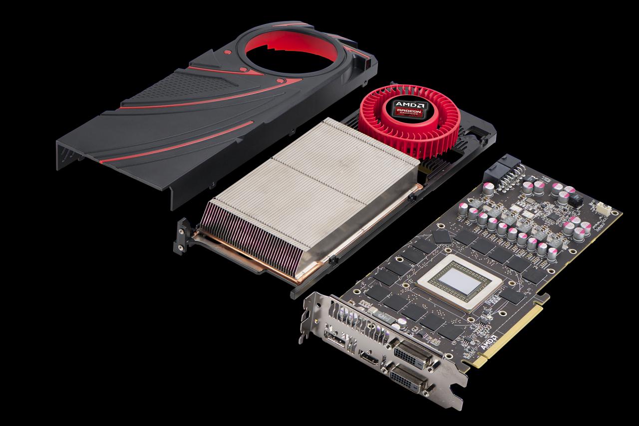 [23/10/2013] AMD R9 290X in Einzelteilen: links das Gehäuse, in der Mitte der Referenz-Kühlkörper, rechts die Platine mit den Chip