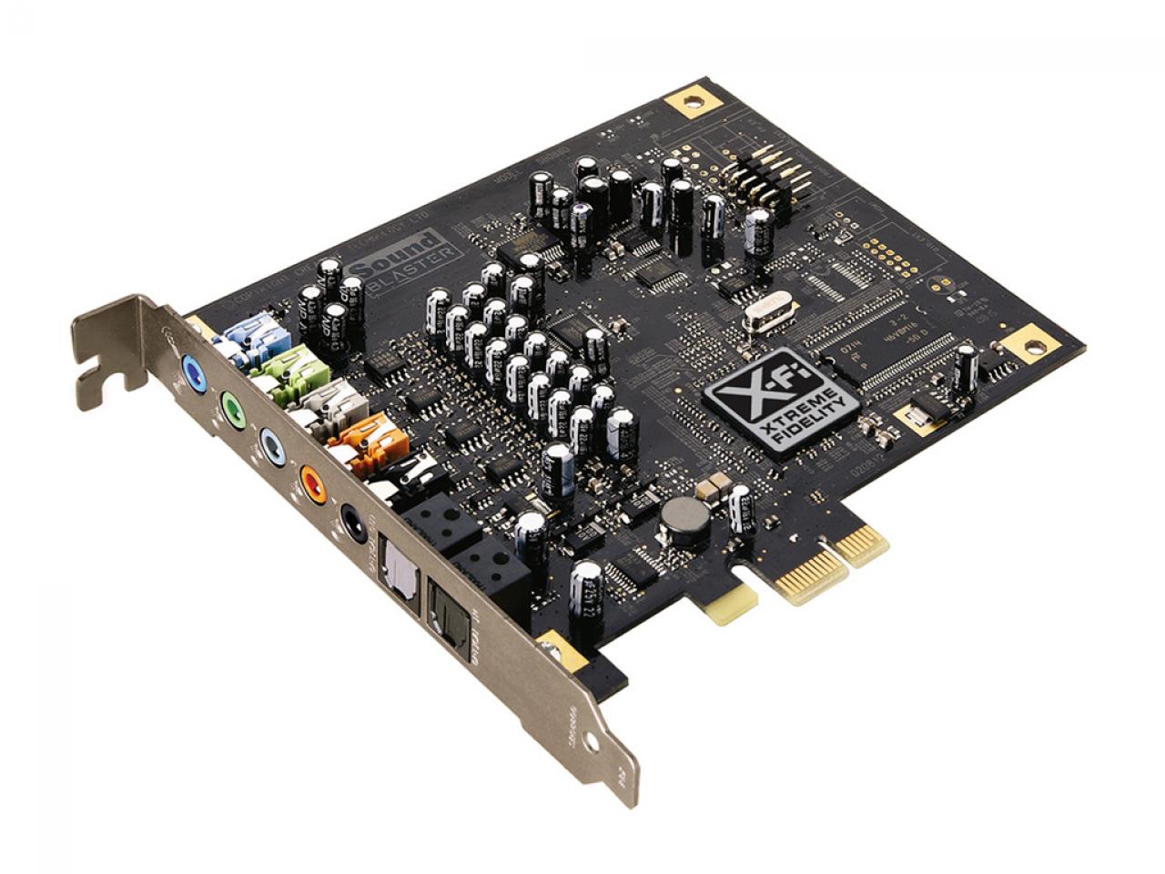 [25/10/2013] Die eher eckigen Buchsen rechts an dieser Soundblaster X-Fi Titanium sind Toslink-Buchsen für optisch-digitale Audiosignale