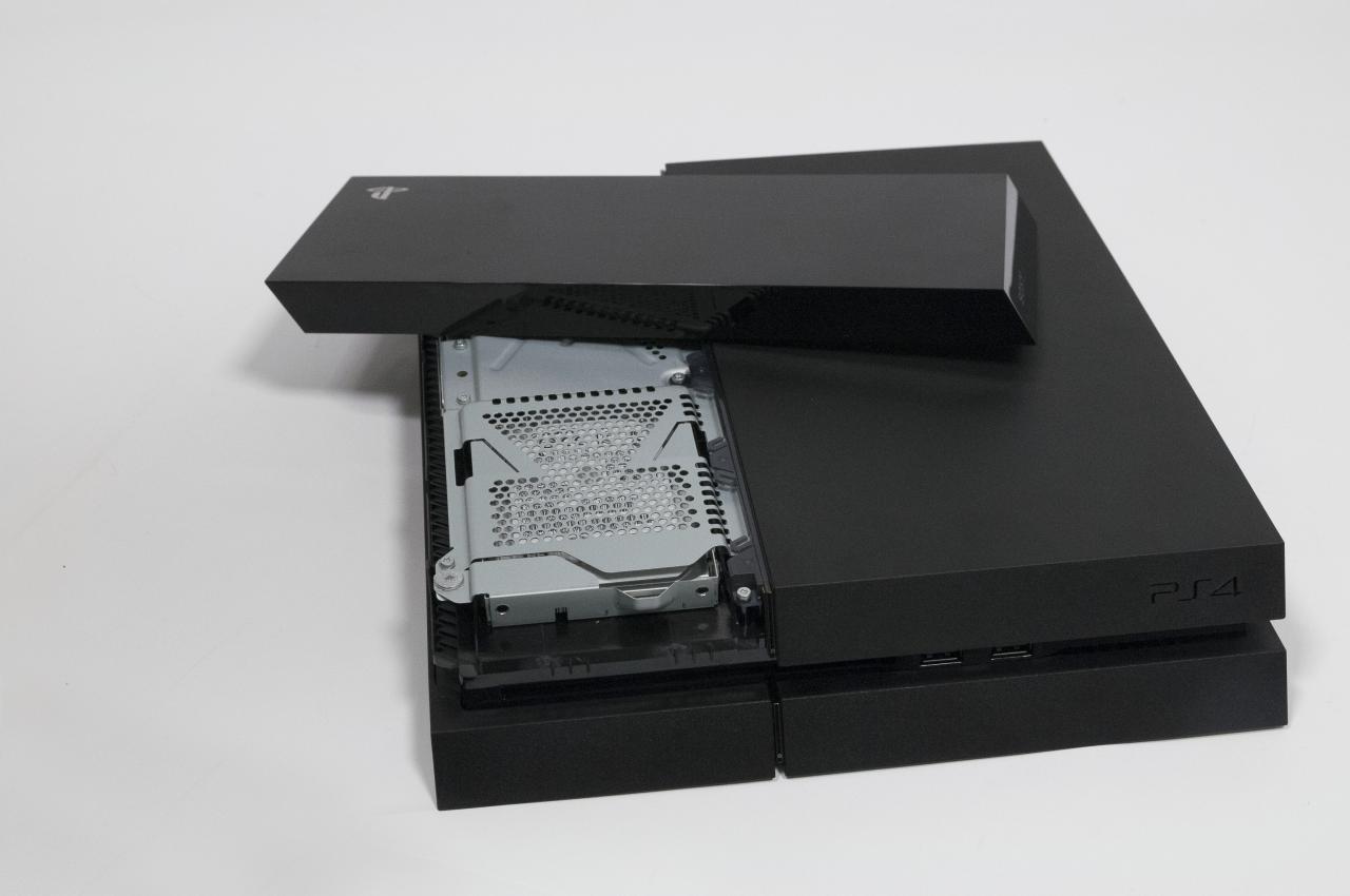 [21/11/2013] PS4 Tipps: Die Festplatte verbirgt sich hinter der glänzenden Abdeckung über dem Disc-Laufwerk. Ein beherzter Ruck nach oben genügt, um sie zu lösen.