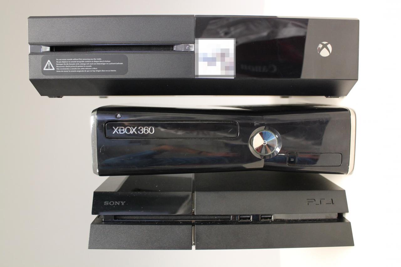 [26/11/2013] Nach dem Launch der Xbox One sinken die Preise für den Vorgänger natürlich stetig. Hier kann ein echtes Schnäppchen erstanden werden! Eine Xbox 360 mit 4GB Speicher braucht allerdings wirklich kein Mensch. Online-Händler werben tatsächlich mit einer hervorragenden Festplatte, die sich perfekt zum Speichern von HD-Filmen eignen würde. Ist klar!