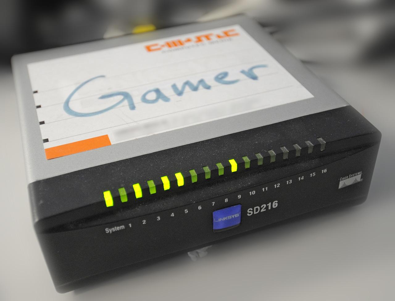 [21/01/2014] Die Anfänge des Online-Gamings: Als das Internet noch in den Kinderschuhen steckte, gab es Multiplayer nur von Angesicht zu Angesicht. Nur wenige Spiele unterstützten einen Online-Modus und oftmals fehlte sowieso die nötige Hardware. Nach und nach revolutionierte das Internet auch die Spiele-Branche und die Beginne waren echte Augenöffner. Heute ist es selbstverständlich gegen Menschen am anderen Ende der Welt zu spielen.