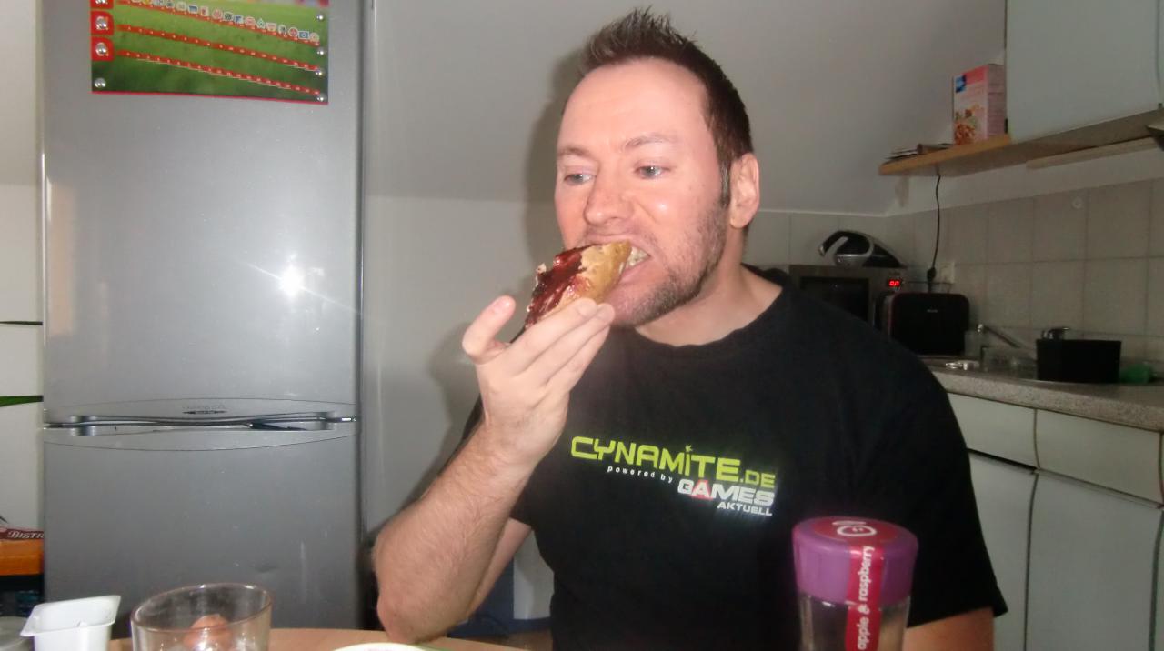 [11/02/2014] Andy futtert zum Frühstück immer ein lecker Weckle mit Marmelade - am liebsten Himbeere.