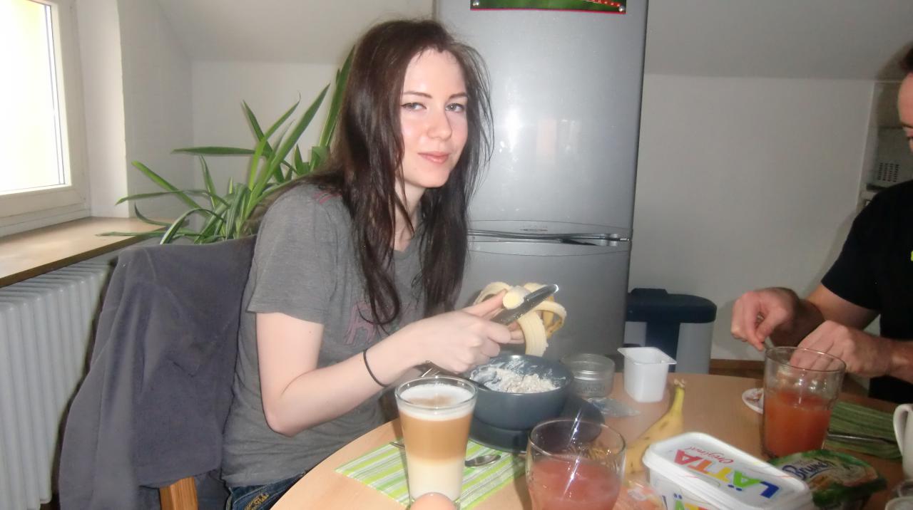 [11/02/2014] Katha bereitet sich ihr Spezialmüsli zu. Hinein gehören Banananstücke und weitere ultragesunde Sachen.