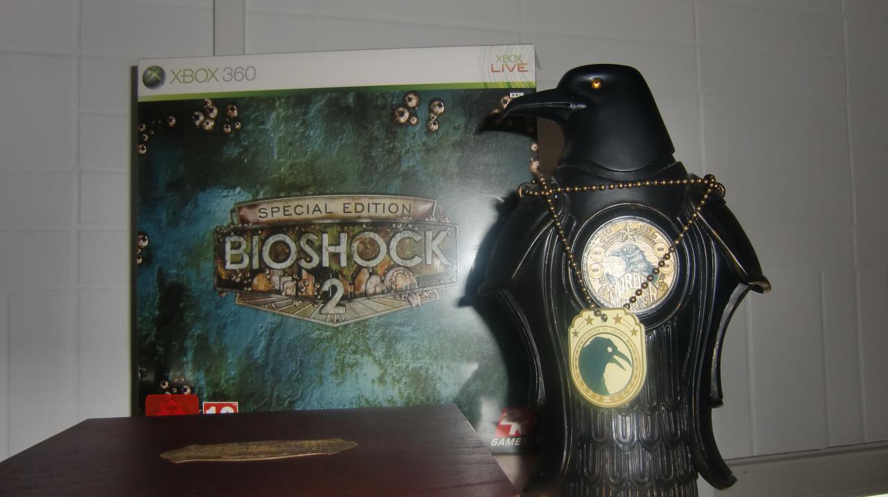 [11/02/2014] Diverses Bioshock-Merchandise wie die Krähenflasche aus Bioshock: Infinite ziert Andys Wohnung.