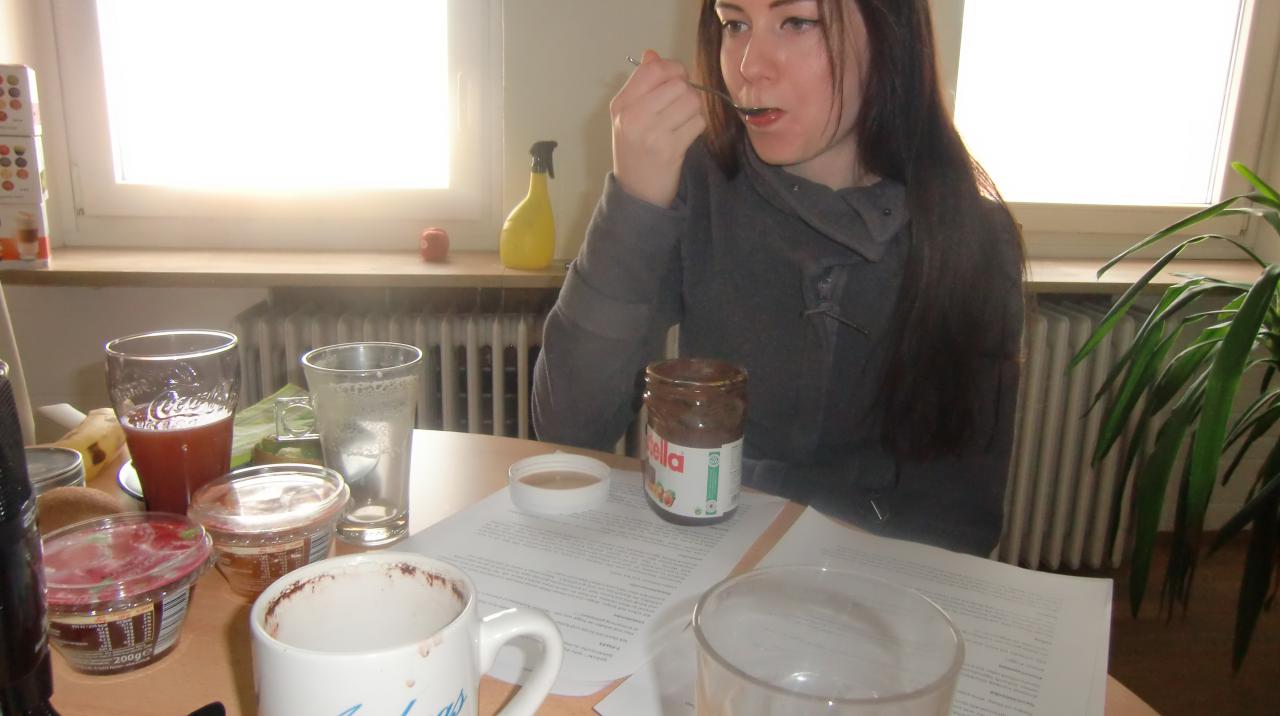 [11/02/2014] Da können die Szedlak-Twins nur neidisch dreinblicken: Katha isst löffelweise Nutella. Und sie nimmt kein Gramm davon zu - Skandal!!