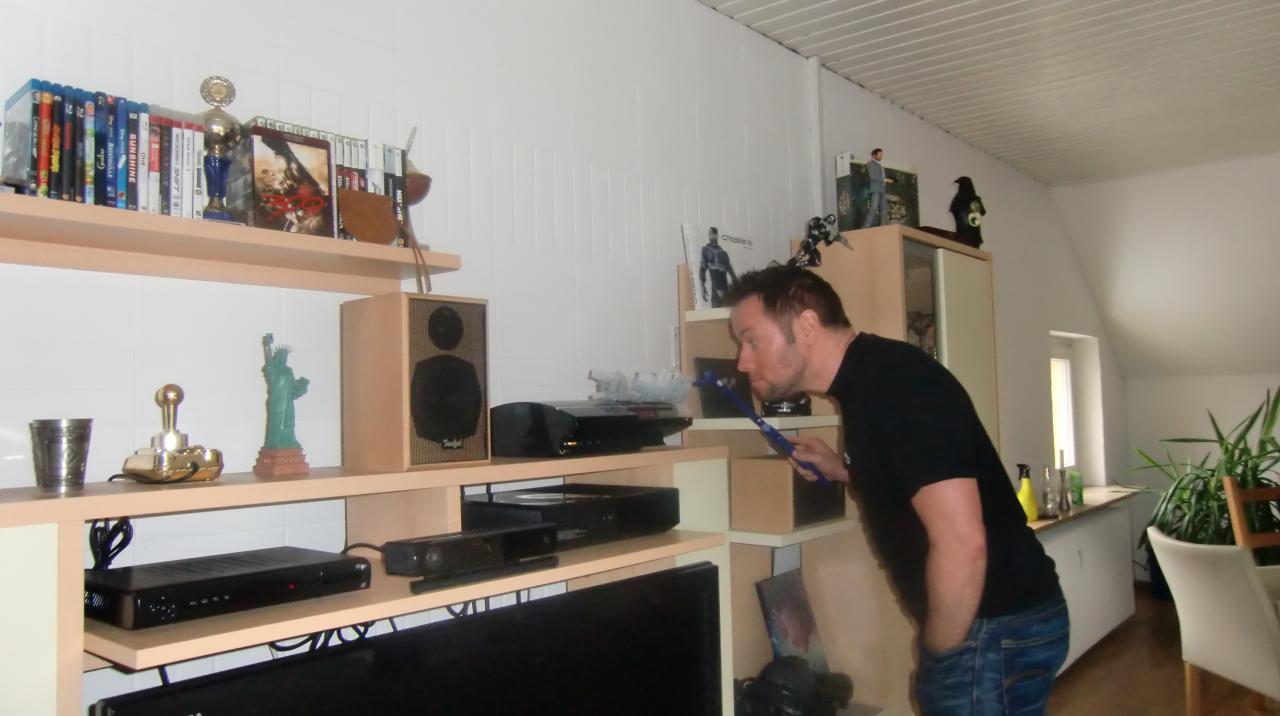 [11/02/2014] Irgendwie zieht Andys PS3 schneller Staub an, als seine Xbox One. Da muss gleich der Swiffer her!