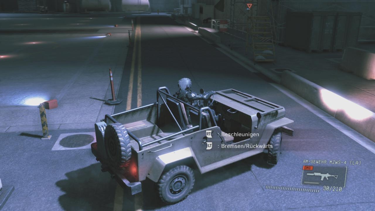 [18/03/2014] Erstmals in einem Metal Gear kann man nun sämtliche Fahrzeuge auch selbst steuern - was enorm viel Spaß macht. Hier braust Raiden gerade durch die exklusive, etwas öde Xbox-One-Bonusmission.