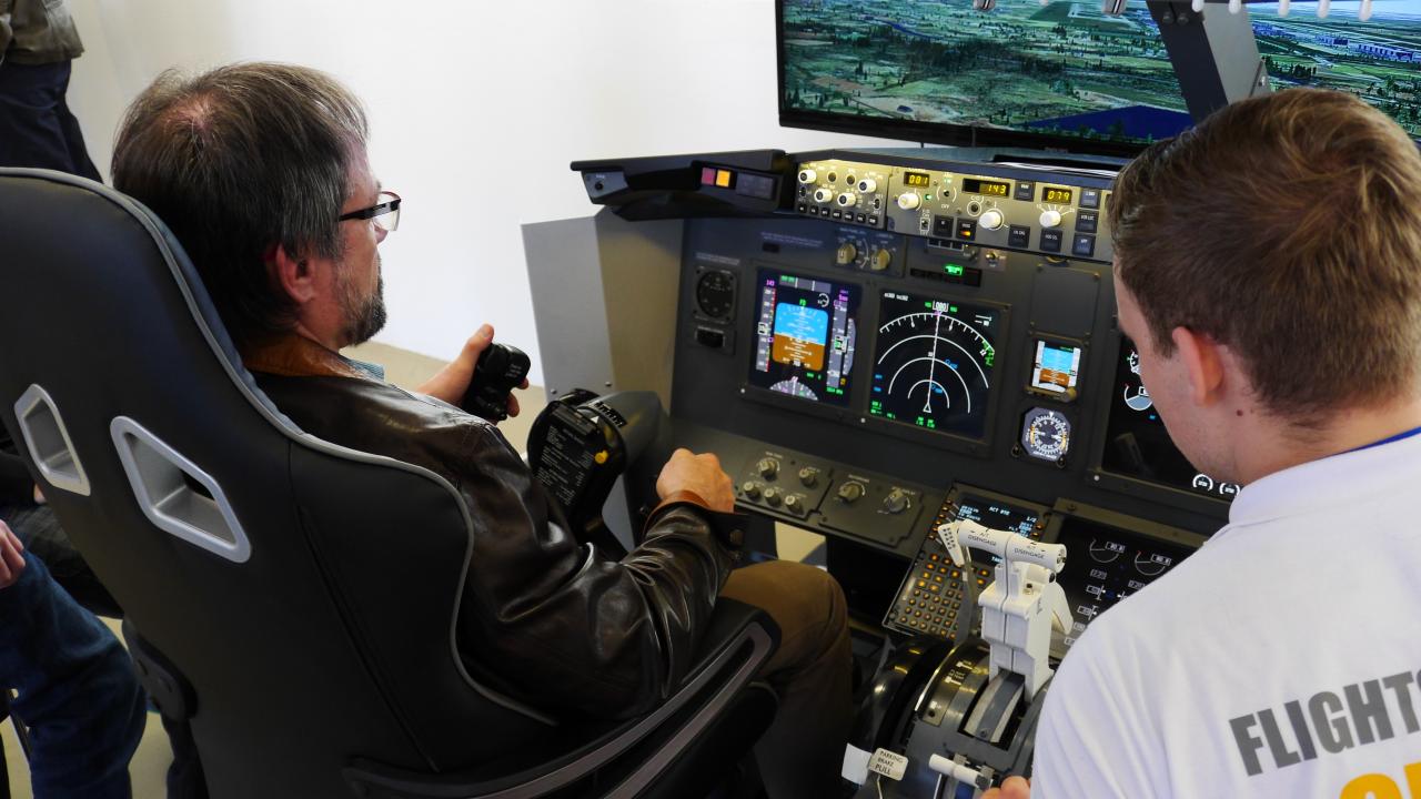 [31/03/2014] Auf der 12. FlightSim Konferenz war ein Hightech-Simulator eine der größten Attraktionen.