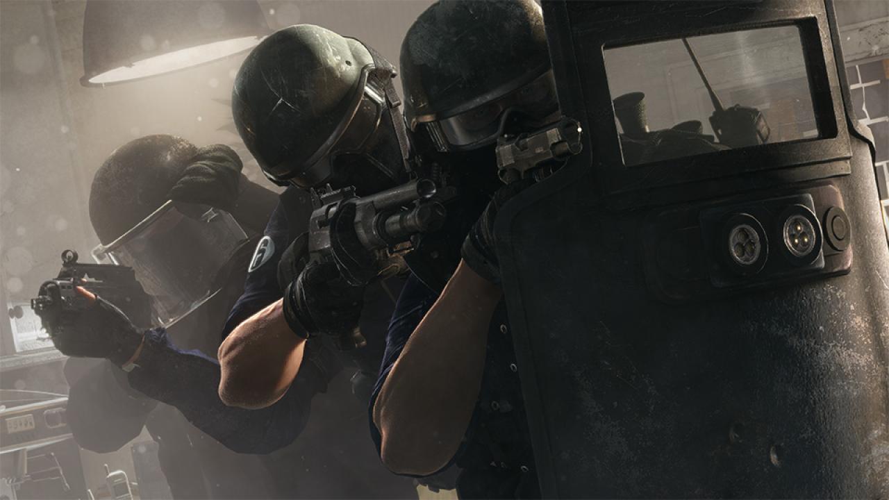 [10/06/2014] Der ballistische Schild aus Rainbow Six: Siege, Battlefield 4 und Battlefield Hardline hält Kugeln zuverlässig ab. Hat der Gegner erst einmal seine gesamte Munition verschossen, könnt ihr ihn sehr gut mit dem Schild malträtieren.