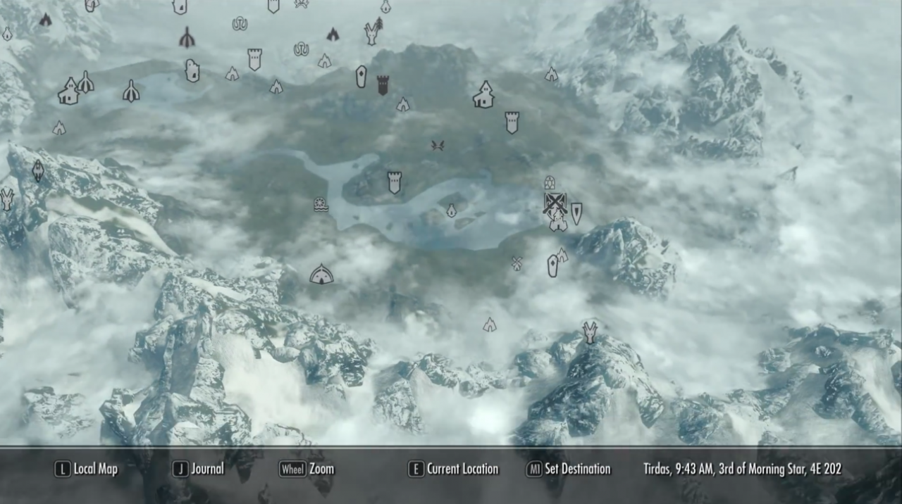 [24/06/2014] Die Karte von Skyrim sieht grundsätzlich sehr schön aus mit den vorbeiziehenden Wolken - eine große Hilfe für Orientierungslose wird sie aber wohl eher nicht sein. Nach einem Blick darauf können wir zwar sehen, wo unser nächstes Ziel liegt, doch schlagen wir schnell die Hände über dem Kopf zusammen, wenn wir darüber grübeln, wie wir zu diesem Ziel hingelangen. Eine Route bietet uns die Map nämlich leider nicht...