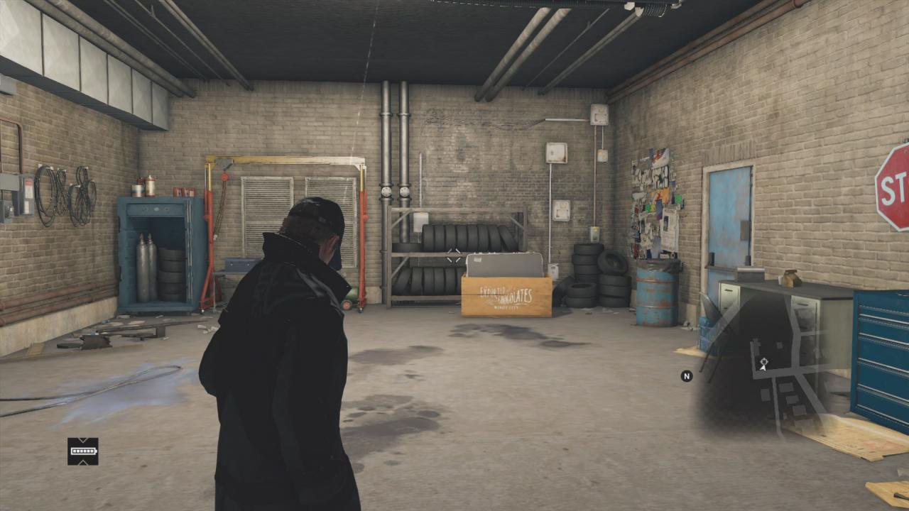 [12/06/2014] Es gibt viele Dinge in Watch Dogs, aber Kisten, mit denen wir auch etwas machen können, gibt es nicht. Dafür sind sie umso stylischer, wenn wir neben unserem epischen Hack-Abenteuer als der mehr oder minder glorreiche Rächer dem illegalen Waffenhandel auf der Spur sind. Haben wir erst einmal eines der Verstecke davon aufgespürt und sind dort eingedrungen, können wir uns auch eine hübsche neue Waffe aus der gepolsterten Kiste schnappen, die im Raum offen herum steht.