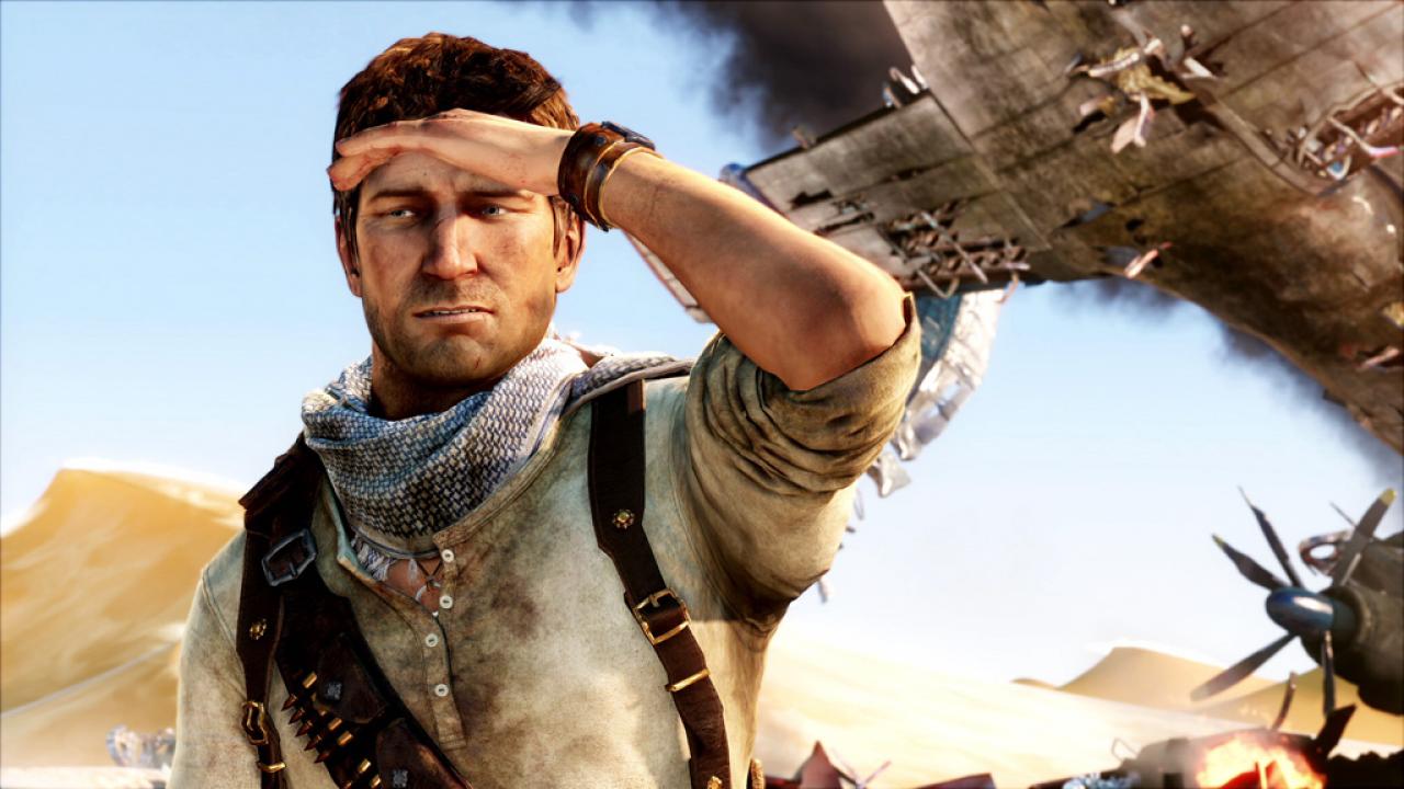 [23/07/2014] Uncharted-Star Nathan Drake versprüht den Duft nach Abenteuer wie es zu seiner Zeit nur Indiana Jones konnte. Kein Wunder also, dass auch die Frauenwelt dem Schatzsucher zu Füßen liegt. Trotz der großen Auswahl hat der Junggeselle nur Augen für die ebenso bezaubernde, wie neugierige Journalistin Elena Fisher. An wem die Reihe bisher vorbei gegangen ist, der sollte jetzt schleunigst zuschlagen. Mit Uncharted: The Nathan Drake Collection erhaltet ihr drei Titel zum super Preis!