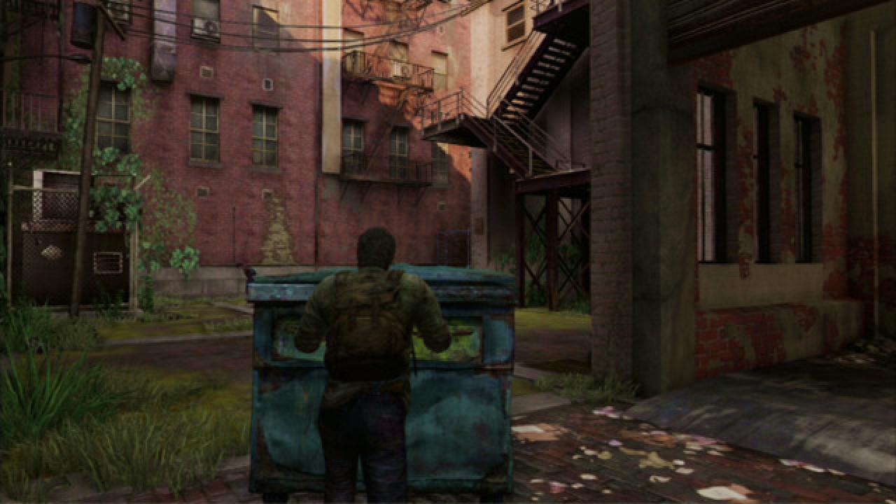 [05/08/2014] In der Zombie-Apokalypse kommt die Müllabfuhr nicht mehr. Ein Glück für uns, dass niemand mehr in The Last of Us seine Tonnen herausstellt, sonst hätten wir bei einigen Zäunen ein Problem. Immer wieder müssen wir die großen, fahrbaren Container durch die Gegend gondeln, um uns eine Kletterhilfe zu basteln. Denn niemand möchte gerne in einem Level gefangen sein.