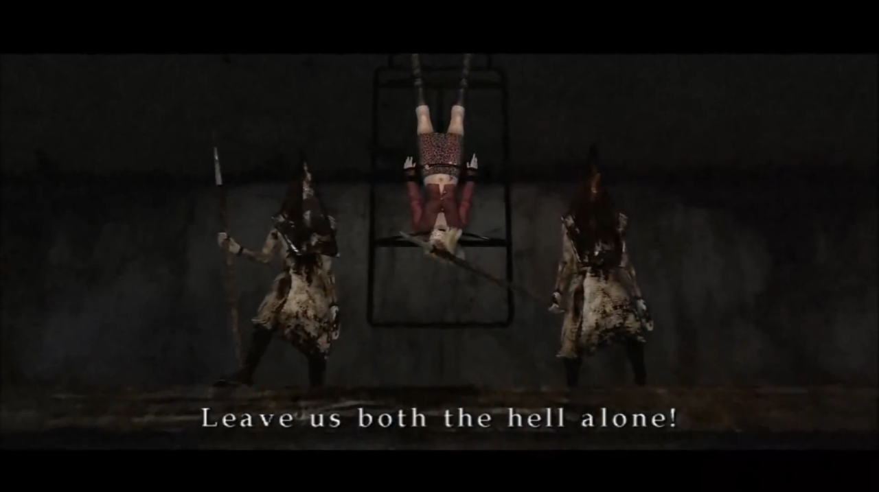 [24/09/2014] In Silent Hill 2 wird unser Protagonist von mehr als einem Pyramid Head auf eine fiese Art und Weise an seine Sünden erinnert. So finden wir in der Parallelwelt von Silent Hill die zwei pyramidenköpfigen Monster vor, während sie eine über Kopf hängende Maria quälen. Zu allem Überfluss müssen wir auch noch hilflos mit ansehen, wie einer der beiden sie dann aufspießt.