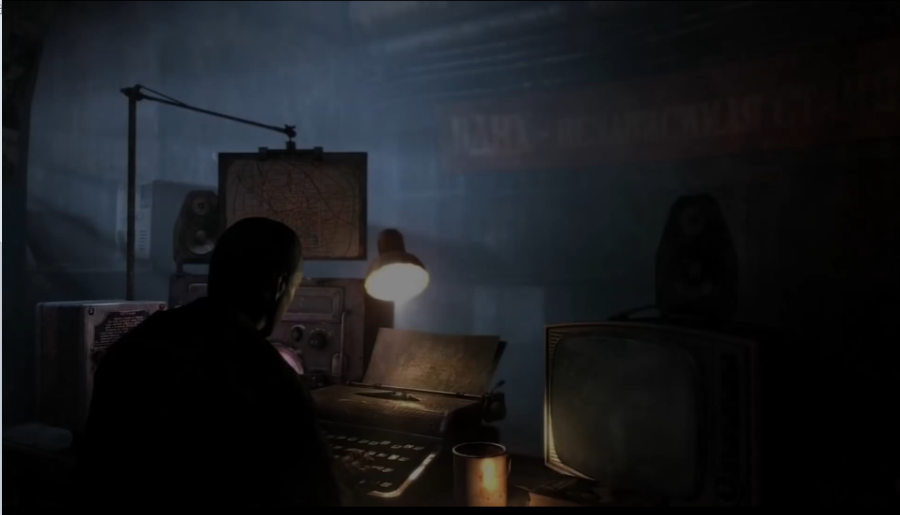[02/10/2014] Interaktiv agieren können wir mit dem Fernseher in Metro 2033, den man im Hauptmenü sieht, zwar nicht, aber wir bekommen einen netten Blick darauf im Prolog. Im Nachhinein kommt natürlich die Frage auf, wieso Artjom einen Fernseher auf seinem Schreibtisch stehen hat, wo doch vermutlich nichts mehr gesendet wird, was er empfangen könnte.