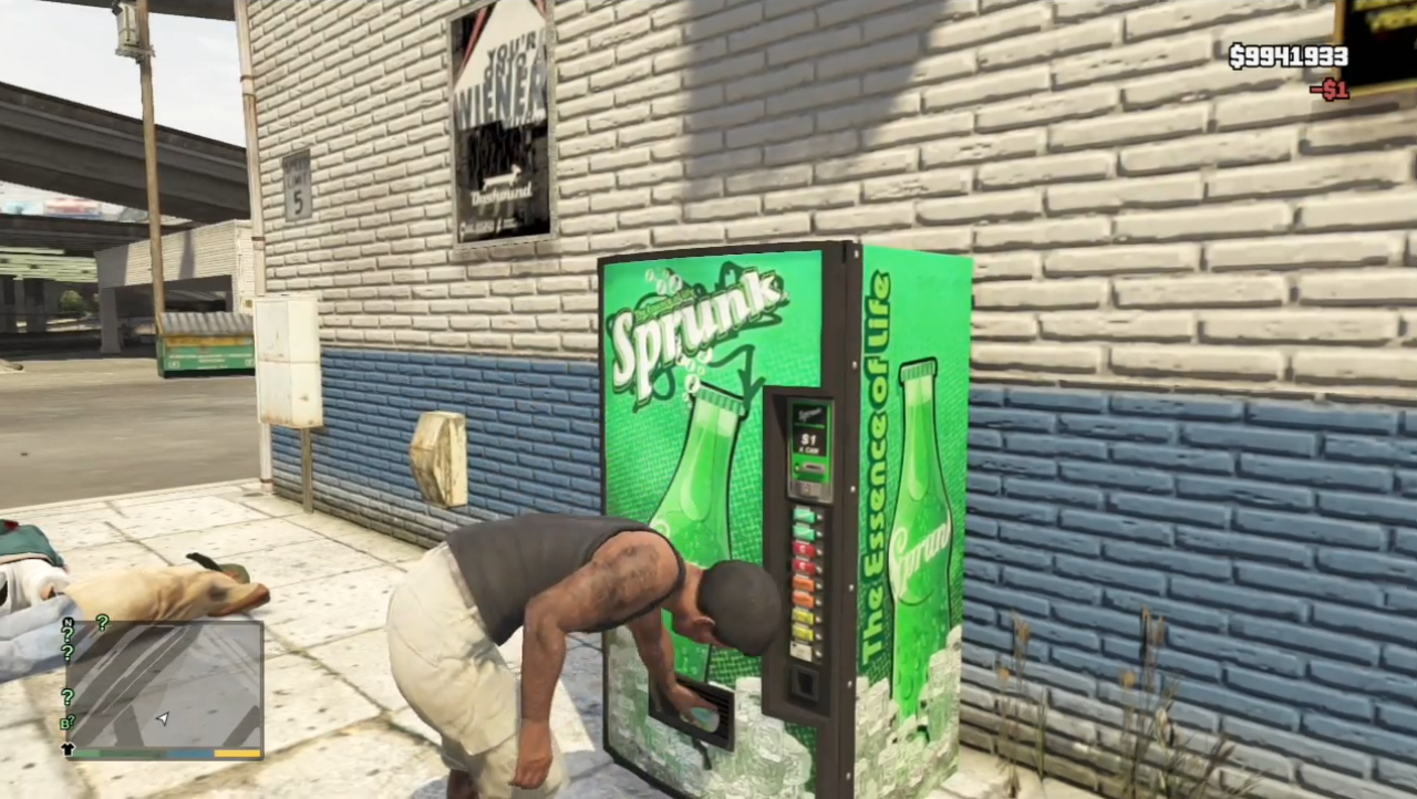 [21/11/2014] Sprunk ist eine der berühmtesten Ingame-Marken in GTA 5. Und für nur einen läppischen Dollar können wir uns eine Dose dieser sprudeligen Köstlichkeit an einem Getränkeautomaten holen!