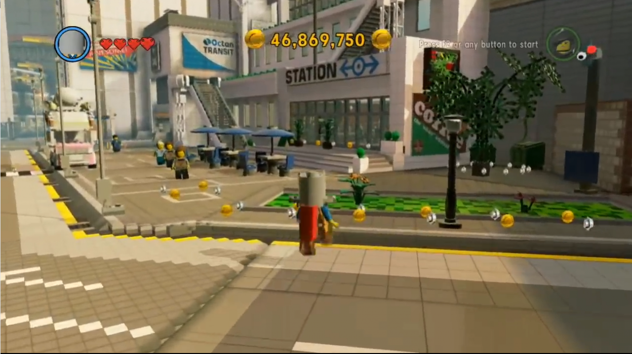 [12/11/2014] Im gleichnamigen Spiel zu Film The LEGO Movie bewegen wir uns als Emmet durch die bunte Klötzchenwelt und hauen wie immer alles kurz und klein. Dazu können wir uns sogar passend zu unserem orangenen Straßenarbeiter-Outfit einen stylischen Mülleimer über den Kopf stülpen. Ist das nicht toll?