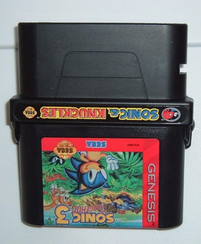 [16/12/2014] Beinahe magisch und Megazord-artig war die Lock-on-Technologie von Sega. Man stecke zwei kompatible Module zusammen und kann mit den Daten von beiden spielen! Tada!