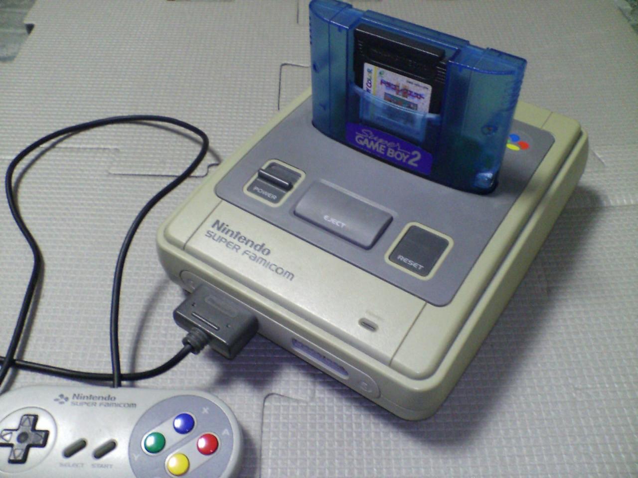 [18/12/2014] Worüber wir beinahe wie kleine Mädchen gekreischt haben, war der Super Game Boy, das Aufsteckmodul für den SNES. Was daran so toll war? Man konnte damit Spiele für den Game Boy auf dem SNES spielen! Das war das Tolle!