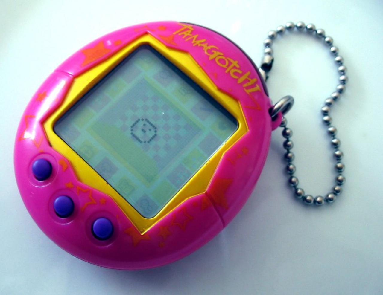 [18/12/2014] Na, wer von euch hatte ein Tamagotchi? Und wem ist es noch ständig verwahrlost? Die Taschenhaustiere, die in der zweiten Hälfte der 1990er Jahre ihren Weg in die Welt fanden, waren sowohl ein lustiger Segen als auch ein nerviger Fluch.