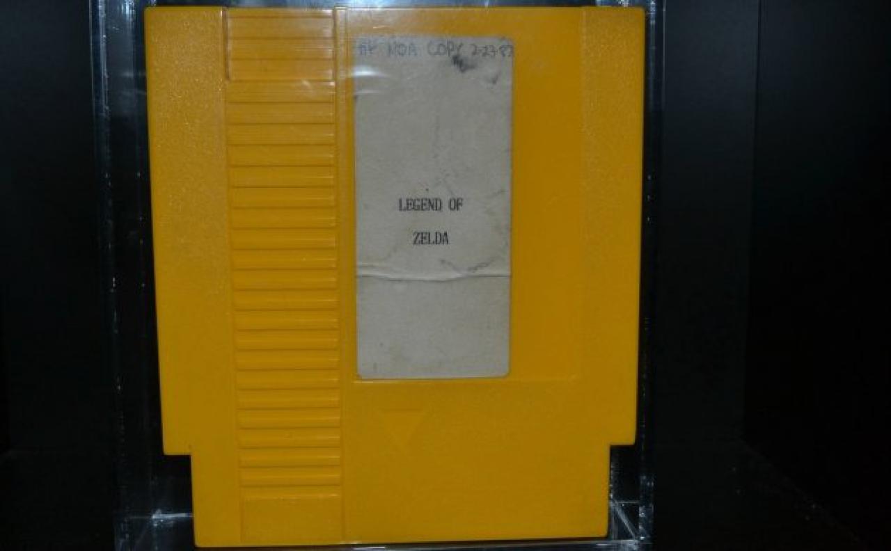 [18/12/2014] Das als aktuell seltenstes und teuerstes bezeichnete Spiel ist ein Prototyp-Modul von The Legend of Zelda. Für satte 55.000 US-Dollar ging es über die Auktionstheke von eBay. Der anonyme Käufer darf sich über sein neues Glanzstück in seiner Sammlung freuen!