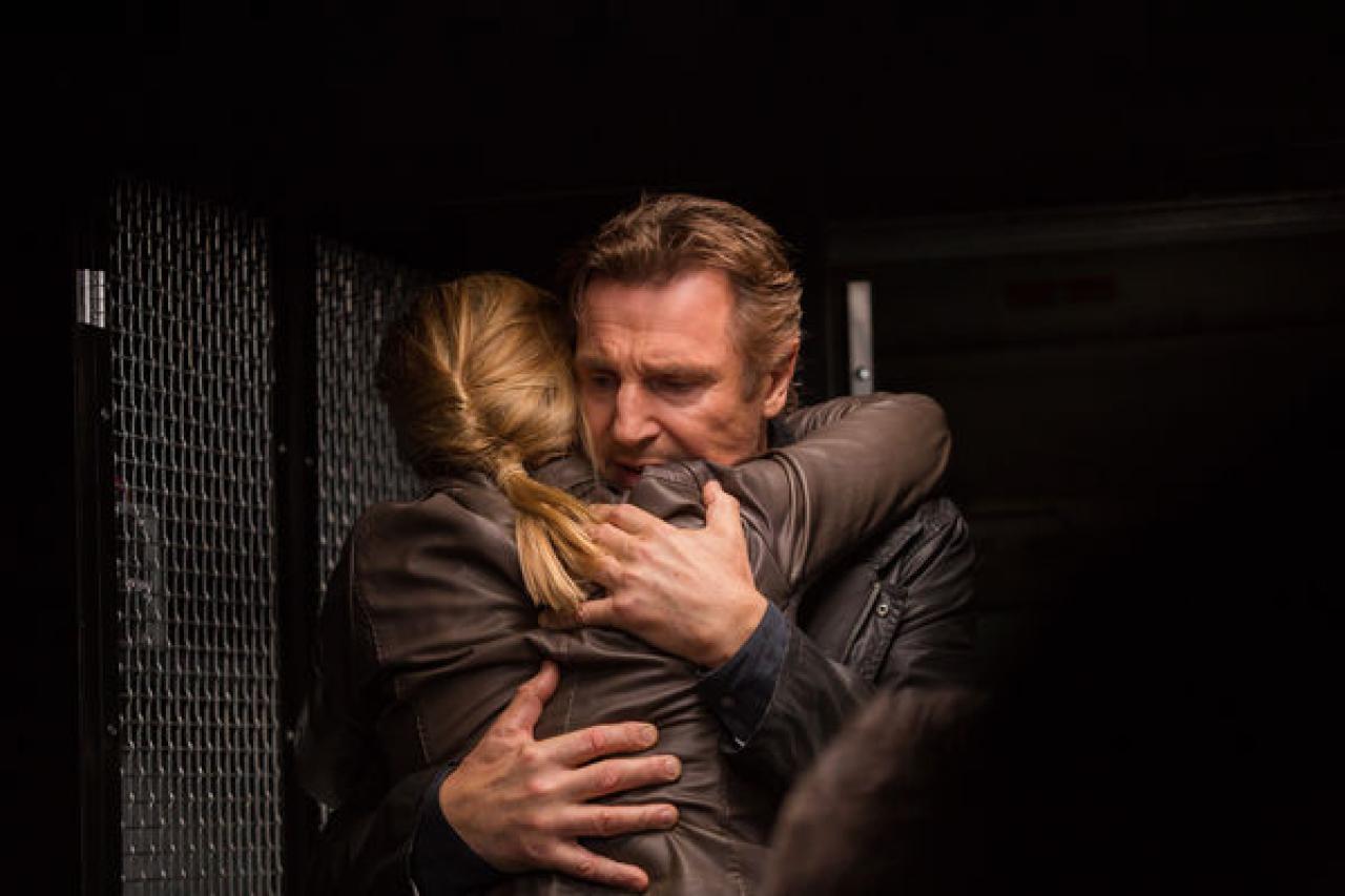 [05/01/2015] Mills-Clan unter sich: Neesons Filmtochter Kim (Maggie Grace) hilft bei der 