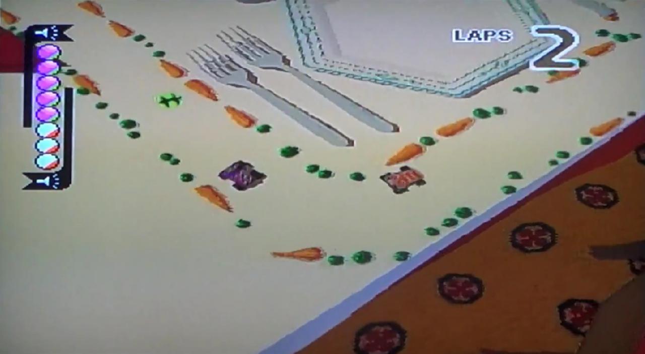 [26/01/2015] Nein, das ist nicht einfach nur irgendein Rennspiel. Ziel ist zwar, als Erster ins Finale zu kommen. Mit den Mini-Flitzern von Micro Machines V3 können sich Freunde dank der verschiedenen ausrüstbaren Waffen jedoch fröhlich verkloppen und von den Rennstrecken drängen. Fair Game? Gibt es hier nicht! Je fieser die Tricks, desto besser. Und wer anfangs noch nicht ganz mit der Steuerung zurechtkommt, kann sich Unterricht in der zur Verfügung stehenden Fahrschule nehmen. Mit frechen Kommentaren versucht die Fahrlehrerin, dem Spieler die Basics einzutrichtern. Damit sorgt das Spiel insgesamt für sehr viel Spaß und viele Lacher.