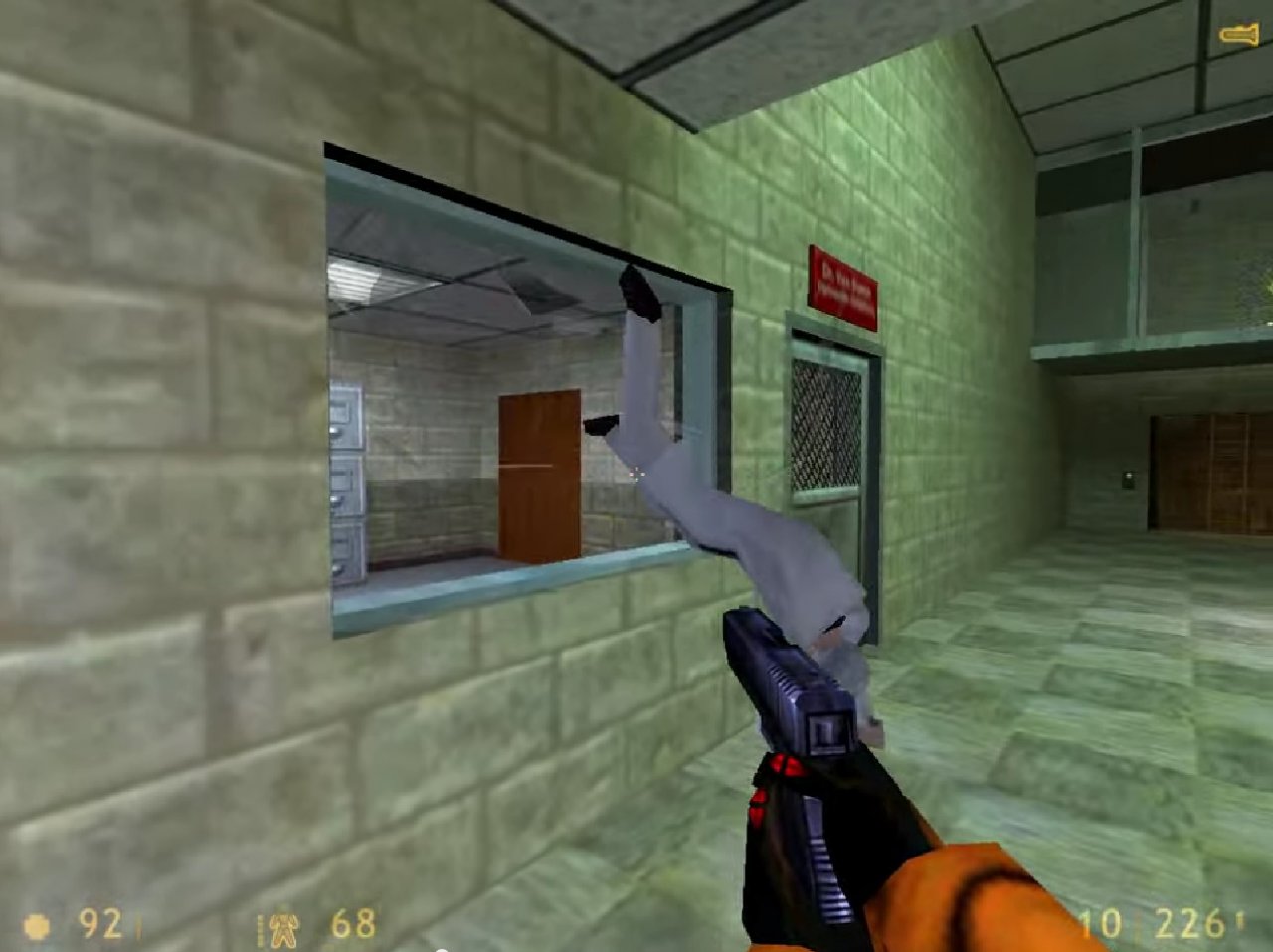 [19/02/2015] Ein Wissenschaftler der Black Mesa in Half-Life fliegt da gerade durch die Scheibe. Man erwartet, dass er den Spieler um Hilfe bitten wird, oder zumindest über Schmerzen klagt, wenn man ihn anspricht. Stattdessen...