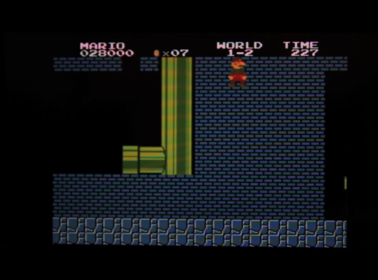 [27/03/2015] Super Mario Bros. In der Welt 1-2 muss sich der Spieler mit Mario auf das Rohr stellen, das zur Fahnenstange und damit zum Ende des Levels führt. Dann muss Mario zum äußeren linken Rand des Rohrs gehen und sich ducken, während er dabei nach links schaut. Während sich Mario duckt, muss der Spieler springen und sich in der Luft nach rechts bewegen, sodass sich Mario fast an der Decke befindet. Mit etwas Glück und ein paar Versuchen bewegt sich Mario dann durch die Wand und wird durch diese automatisch bewegt. Ihr könnt euch dann durch das Rohr auf der anderen Seite der Wand bewegen und landet somit in der Minus-Welt. Dabei handelt es sich um eine Unterwasser-Welt. Das Rohr am Ende des Levels ist allerdings fehlerhaft und teleportiert euch immer wieder an den Anfang zurück. Das heißt, ihr seid zum Scheitern verurteilt und könnt das Level niemals erfolgreich beenden.