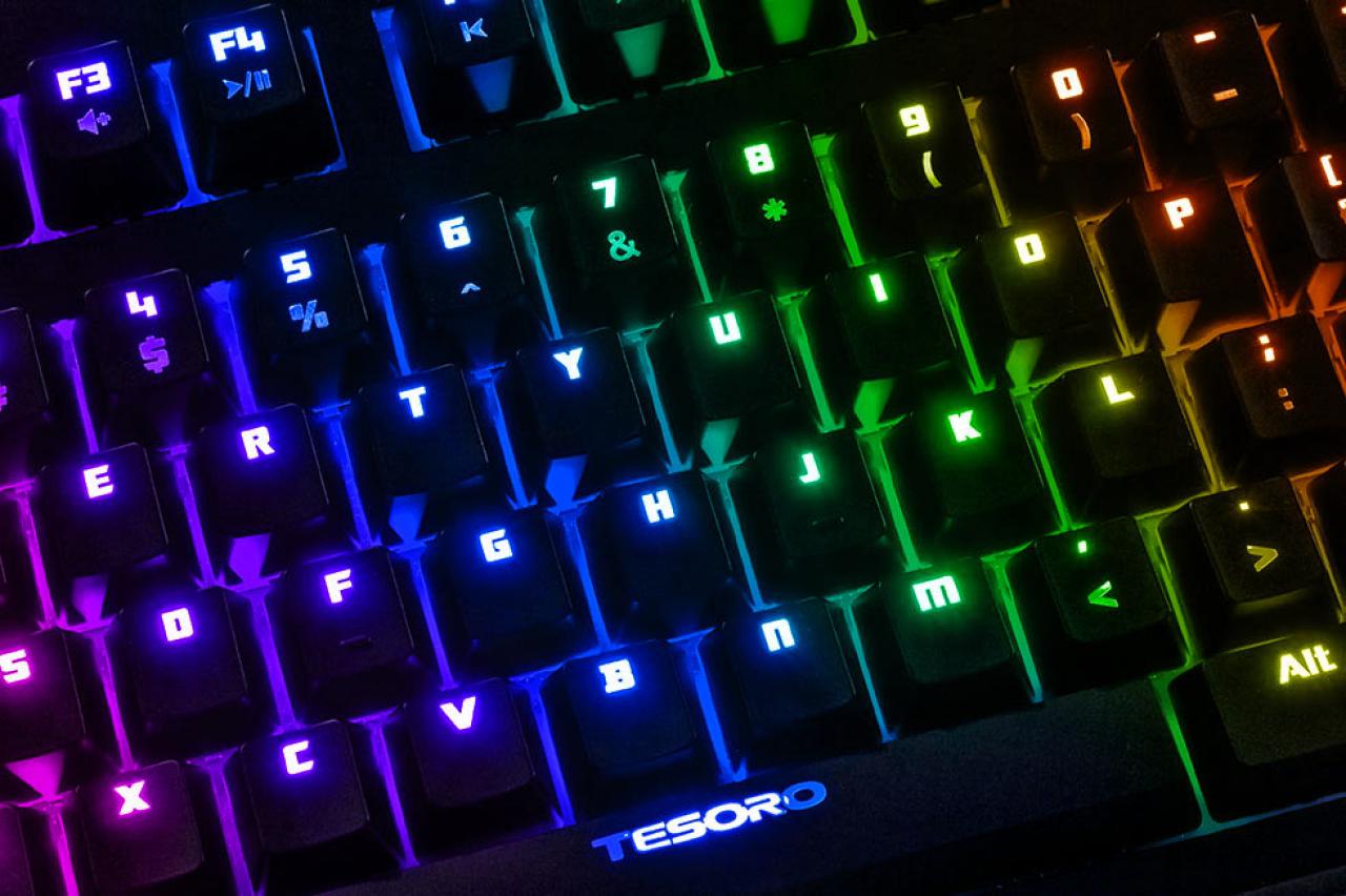 [16/03/2015] Per RGB sind unterschiedliche Beleuchtungsfarben selber einstellbar - hier eine Tesoro Excalibur Spectrum