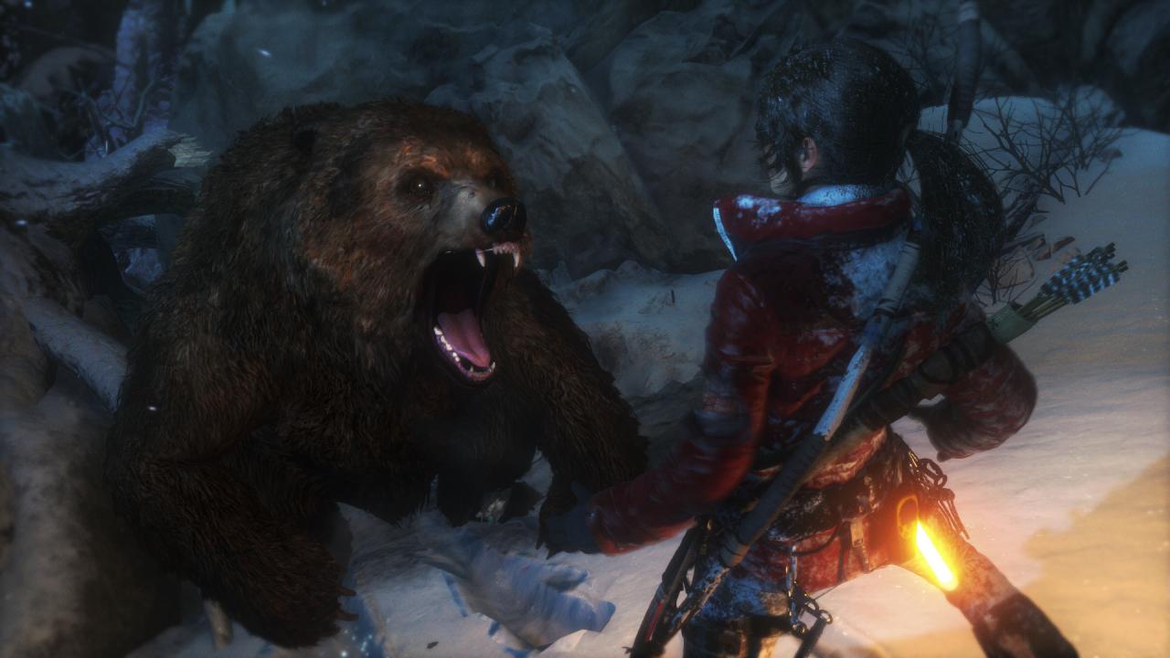 [17/06/2015] Lara Croft wird in Rise of the Tomb Raider von einem riesigen Bären attackiert. Da hilft nur Pfeil und Bogen!